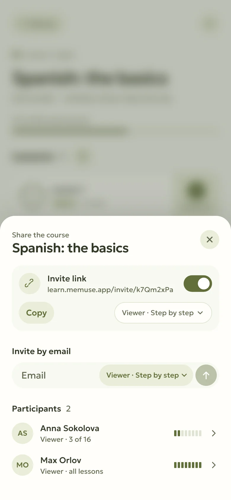 The “Share the course” sheet: invite link and participant list
